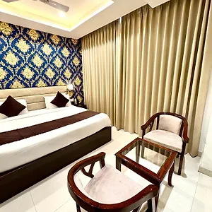 Lycoris Chandigarh !! Main Highway ! Lift ! Large Parking ! Premium Ac ! Traveler Choice Hotel Zirakpur
